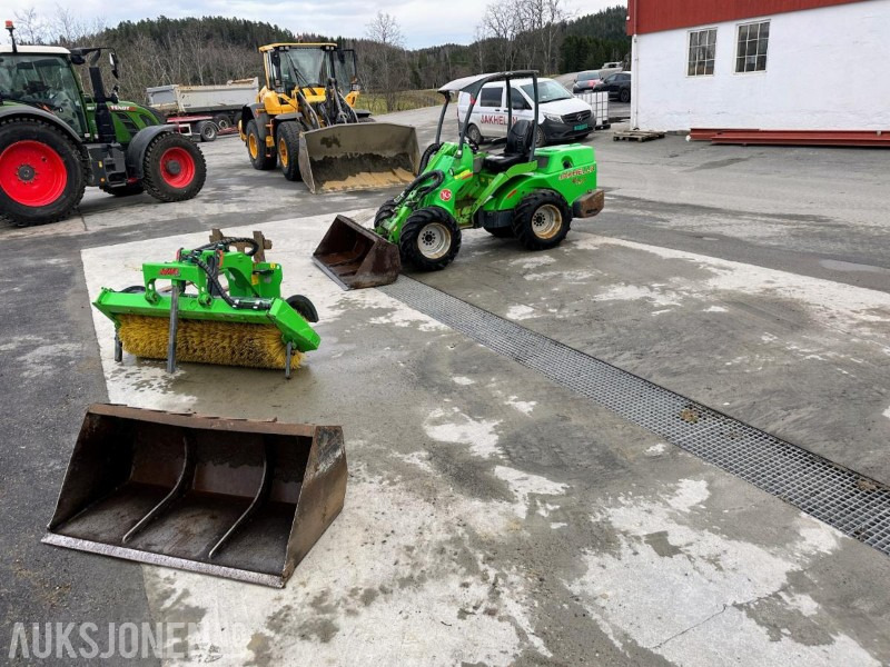 2009 AVANT 750 MINILASTER | 2 SKUFFER | AVANT 1500 KOST | PALLEGAFLER | 3267 TIMER - Mini pá carregadora: foto 1 2009 AVANT 750 MINILASTER | 2 SKUFFER | AVANT 1500 KOST | PALLEGAFLER | 3267 TIMER - Mini pá carregadora: foto 1