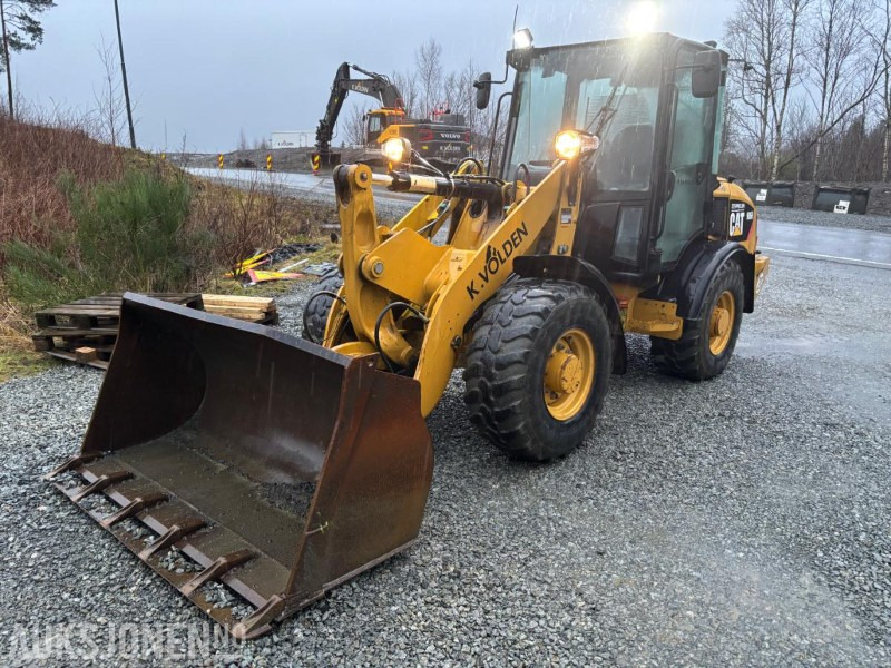 2010 CAT 906H HJULLASTER. 1596TIMER. SKUFFE. TELLEFSDAL VPL PLOG. HOLMS FEIEKOST. CAT PALLEGAFFLER - Pá carregadora de rodas: foto 2 2010 CAT 906H HJULLASTER. 1596TIMER. SKUFFE. TELLEFSDAL VPL PLOG. HOLMS FEIEKOST. CAT PALLEGAFFLER - Pá carregadora de rodas: foto 2