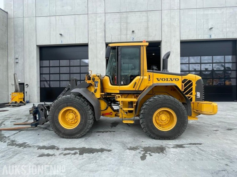 2011 VOLVO L60F HJULLASTER - SPAKSTYRING - NYE DEKK - BBS - 3-4 FUNKSJON - PALLEGAFLER - SKUFFE - KAMERA - MYE PÅKOSTET! - Pá carregadora de rodas: foto 5 2011 VOLVO L60F HJULLASTER - SPAKSTYRING - NYE DEKK - BBS - 3-4 FUNKSJON - PALLEGAFLER - SKUFFE - KAMERA - MYE PÅKOSTET! - Pá carregadora de rodas: foto 5