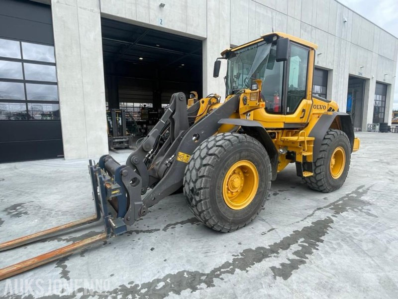 2011 VOLVO L60F HJULLASTER - SPAKSTYRING - NYE DEKK - BBS - 3-4 FUNKSJON - PALLEGAFLER - SKUFFE - KAMERA - MYE PÅKOSTET! - Pá carregadora de rodas: foto 1 2011 VOLVO L60F HJULLASTER - SPAKSTYRING - NYE DEKK - BBS - 3-4 FUNKSJON - PALLEGAFLER - SKUFFE - KAMERA - MYE PÅKOSTET! - Pá carregadora de rodas: foto 1