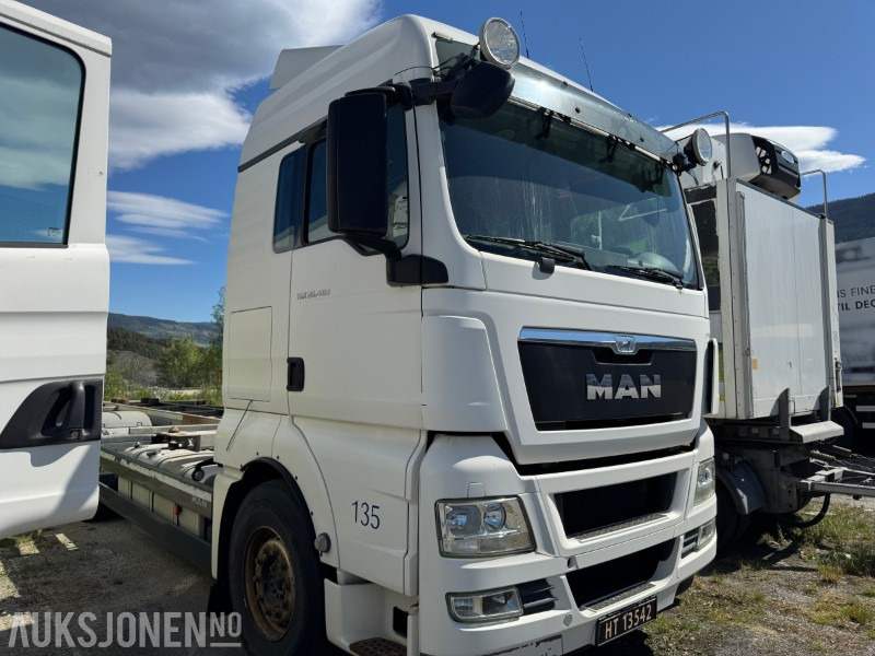 2013 MAN TGX 26.480 chassis med containerfester - Camião transportador de contêineres/ Caixa móvel: foto 3 2013 MAN TGX 26.480 chassis med containerfester - Camião transportador de contêineres/ Caixa móvel: foto 3