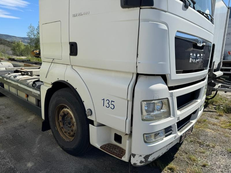 2013 MAN TGX 26.480 chassis med containerfester - Camião transportador de contêineres/ Caixa móvel: foto 4 2013 MAN TGX 26.480 chassis med containerfester - Camião transportador de contêineres/ Caixa móvel: foto 4