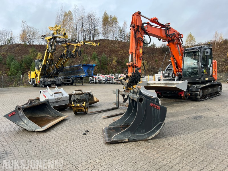 2015 Hitachi ZX135-US Rail maskin med henger, tilt, klype, 6 skuffer, klype - Escavadeira: foto 1 2015 Hitachi ZX135-US Rail maskin med henger, tilt, klype, 6 skuffer, klype - Escavadeira: foto 1