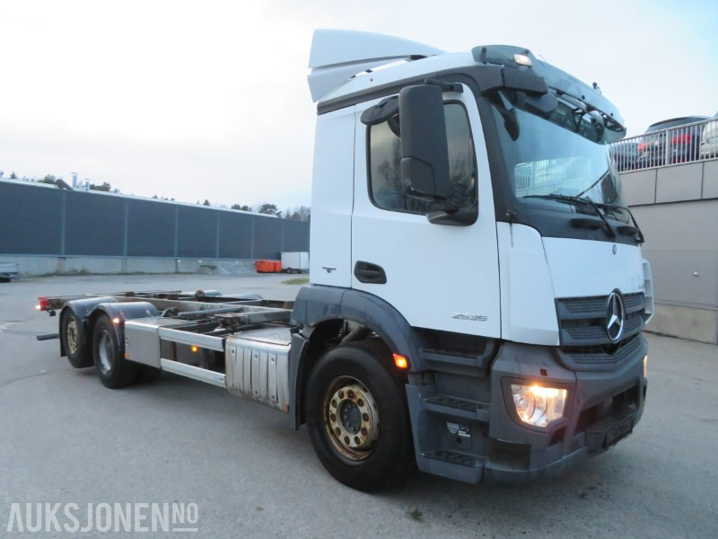 2016 Mercedes-Benz ANTOS 2535, kun 72109 km, automat, multiratt, ryggekamera, - Camião transportador de contêineres/ Caixa móvel: foto 3 2016 Mercedes-Benz ANTOS 2535, kun 72109 km, automat, multiratt, ryggekamera, - Camião transportador de contêineres/ Caixa móvel: foto 3