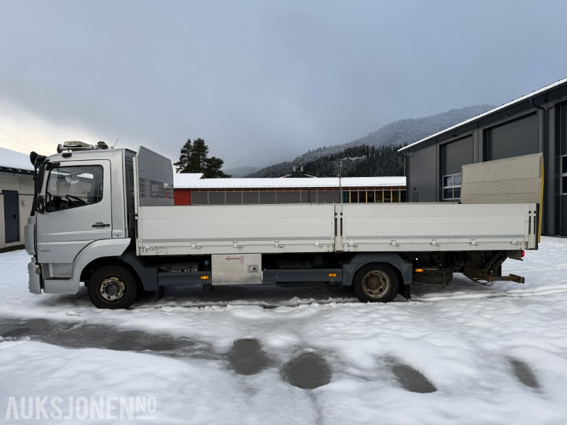2016 Mercedes-Benz Atego 816 planbil med Zepro løftelem - C1 førarkort - Eu godkjent - Camião de caixa aberta/ Plataforma: foto 2 2016 Mercedes-Benz Atego 816 planbil med Zepro løftelem - C1 førarkort - Eu godkjent - Camião de caixa aberta/ Plataforma: foto 2