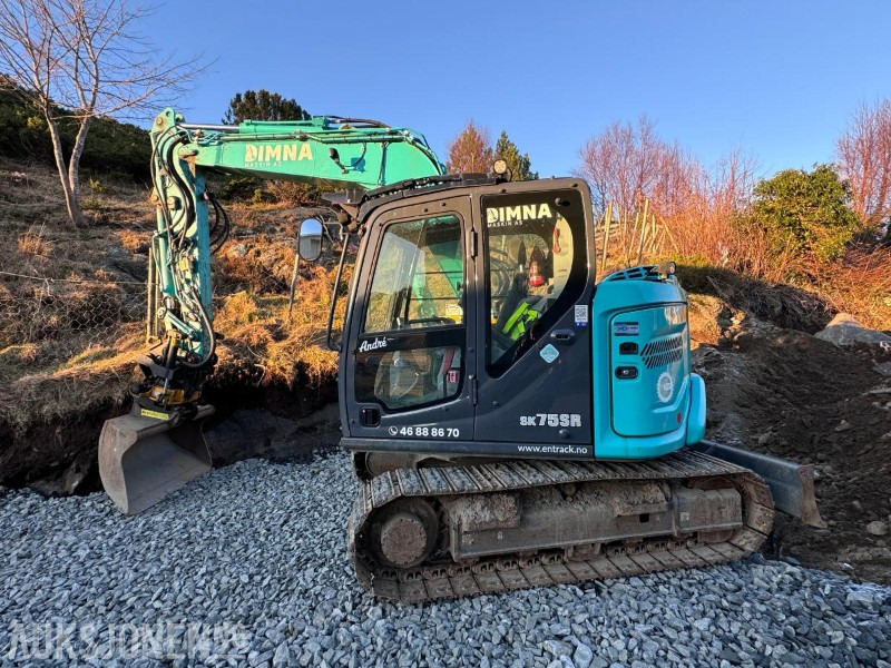 2021 Kobelco SK75SR-7 - 8 tonns Gravemaskin - Sentralsmøring - Engcon tiltrotator - Hammer - Pusskuffe - Gallerskufffe - Graveskuffe - Smalskuffe og Klype - Gått 2732 timer - Escavadeira: foto 2 2021 Kobelco SK75SR-7 - 8 tonns Gravemaskin - Sentralsmøring - Engcon tiltrotator - Hammer - Pusskuffe - Gallerskufffe - Graveskuffe - Smalskuffe og Klype - Gått 2732 timer - Escavadeira: foto 2