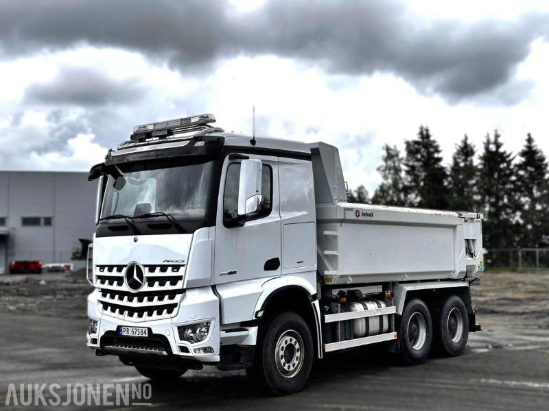 2023 Mercedes-Benz Arocs tippbil m/ Istrail tippkasse – 53 374 km - Camião basculante: foto 1 2023 Mercedes-Benz Arocs tippbil m/ Istrail tippkasse – 53 374 km - Camião basculante: foto 1
