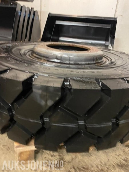 4 stk Michelin 14.00 R24 anleggsdekk med felg - ny gummibane nå - Equipamento de construção: foto 2 4 stk Michelin 14.00 R24 anleggsdekk med felg - ny gummibane nå - Equipamento de construção: foto 2