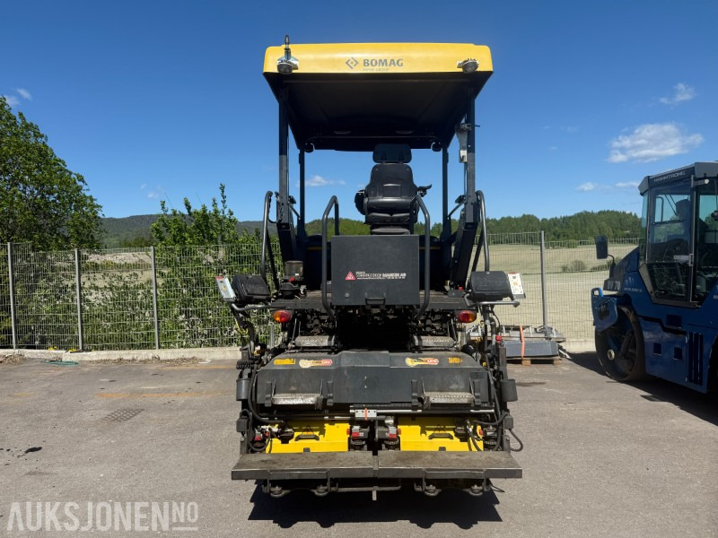 Bomag BF 300 P-2 Asfaltlegger - 54,6 kW - med 25cm utvidersett til screed og ekstra screedplatesett - Equipamento de construção: foto 4 Bomag BF 300 P-2 Asfaltlegger - 54,6 kW - med 25cm utvidersett til screed og ekstra screedplatesett - Equipamento de construção: foto 4