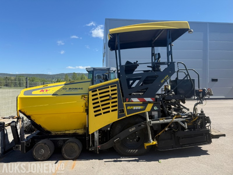 Bomag BF 300 P-2 Asfaltlegger - 54,6 kW - med 25cm utvidersett til screed og ekstra screedplatesett - Equipamento de construção: foto 2 Bomag BF 300 P-2 Asfaltlegger - 54,6 kW - med 25cm utvidersett til screed og ekstra screedplatesett - Equipamento de construção: foto 2