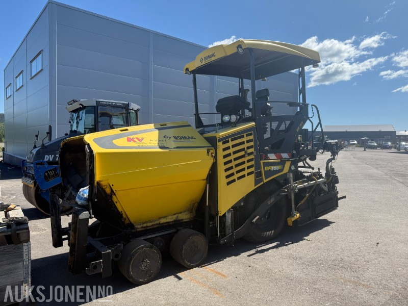 Bomag BF 300 P-2 Asfaltlegger - 54,6 kW - med 25cm utvidersett til screed og ekstra screedplatesett - Equipamento de construção: foto 1 Bomag BF 300 P-2 Asfaltlegger - 54,6 kW - med 25cm utvidersett til screed og ekstra screedplatesett - Equipamento de construção: foto 1