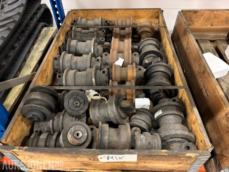 DIV RULLER til understell - overskuddslager, for det meste ubrukt. - Equipamento de construção: foto 1 DIV RULLER til understell - overskuddslager, for det meste ubrukt. - Equipamento de construção: foto 1