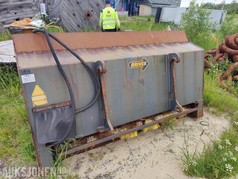 2010 DRIVEX Sandspredeskuffe med BM feste - Equipamento para Máquina de construção: foto 1 2010 DRIVEX Sandspredeskuffe med BM feste - Equipamento para Máquina de construção: foto 1