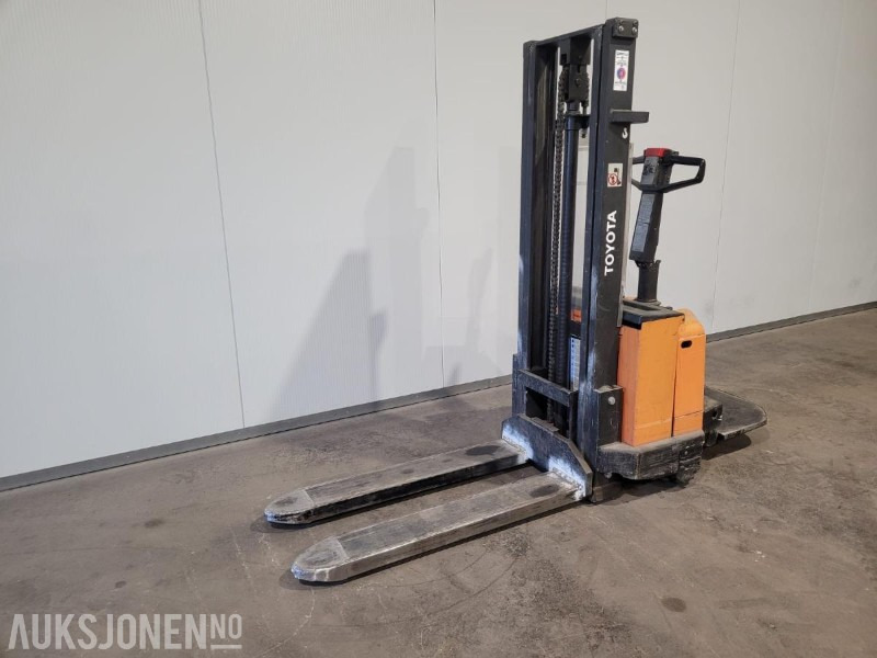 2000 Toyota Stabler - Equipamento de movimentação: foto 1 2000 Toyota Stabler - Equipamento de movimentação: foto 1