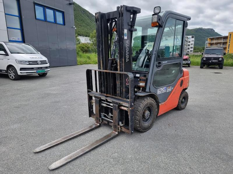 2010 Toyota 2010 Toyota 02-8FGF25 - 2,5 tonns propantruck - 4,7 m løftehøyde - Equipamento de movimentação: foto 1 2010 Toyota 2010 Toyota 02-8FGF25 - 2,5 tonns propantruck - 4,7 m løftehøyde - Equipamento de movimentação: foto 1