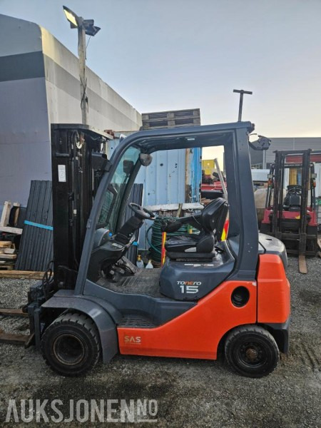 2018 Toyota Tonero 02-8FDF15 truck med rotator trippelmast og tvillinghjul - Equipamento de movimentação: foto 1 2018 Toyota Tonero 02-8FDF15 truck med rotator trippelmast og tvillinghjul - Equipamento de movimentação: foto 1