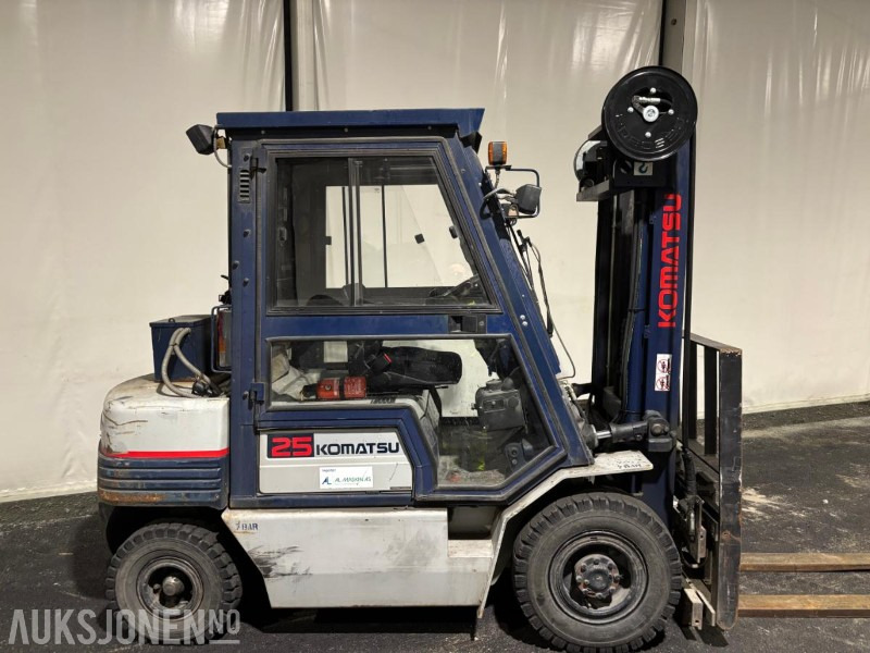 Komatsu FD25T-11D dieseltruck - Equipamento de movimentação: foto 1 Komatsu FD25T-11D dieseltruck - Equipamento de movimentação: foto 1