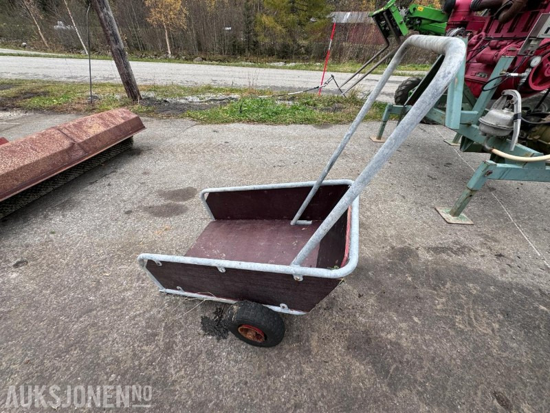 Hildre Smia kalvetralle / fjøstralle - Máquina agrícola: foto 1 Hildre Smia kalvetralle / fjøstralle - Máquina agrícola: foto 1