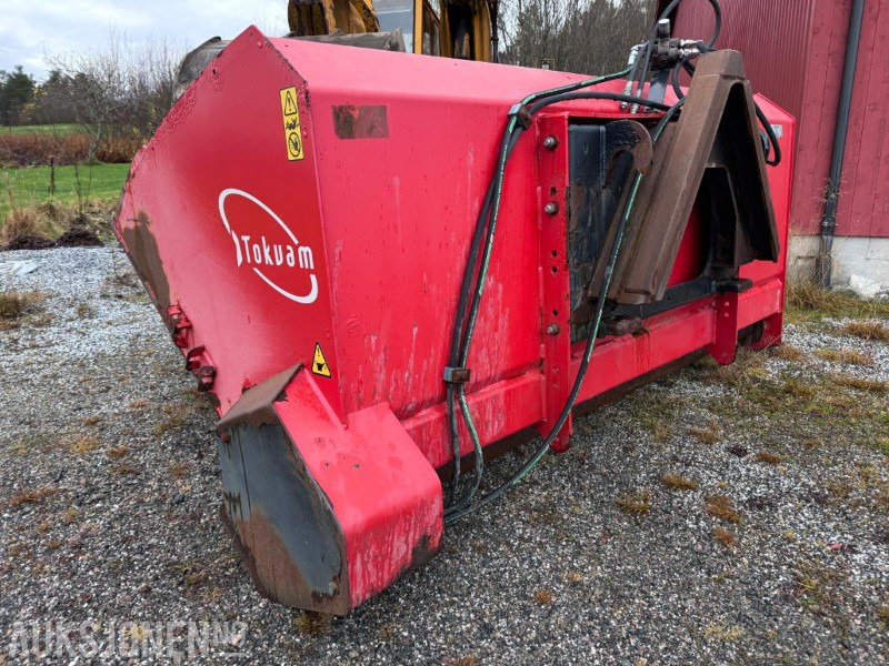 Tokvam selvlastende sandstrøer SMA 1600 - Strøbredde ca 2300 mm - Triangelkobling - 1600 L - Máquina agrícola: foto 1 Tokvam selvlastende sandstrøer SMA 1600 - Strøbredde ca 2300 mm - Triangelkobling - 1600 L - Máquina agrícola: foto 1