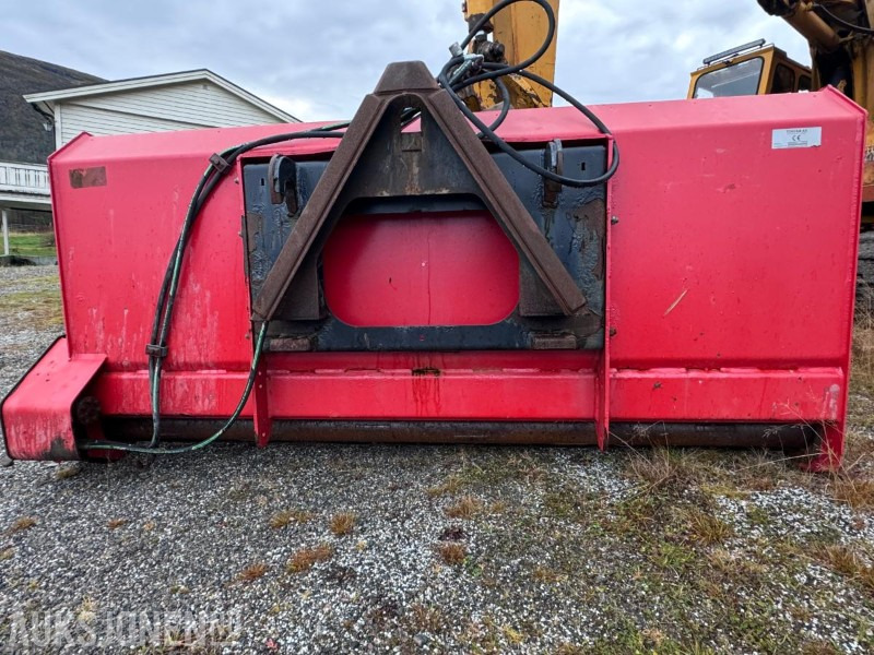 Tokvam selvlastende sandstrøer SMA 1600 - Strøbredde ca 2300 mm - Triangelkobling - 1600 L - Máquina agrícola: foto 2 Tokvam selvlastende sandstrøer SMA 1600 - Strøbredde ca 2300 mm - Triangelkobling - 1600 L - Máquina agrícola: foto 2