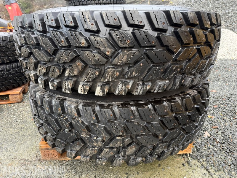 Traktordekk med pigg stått på New Holland T5060 - Máquina agrícola: foto 1 Traktordekk med pigg stått på New Holland T5060 - Máquina agrícola: foto 1