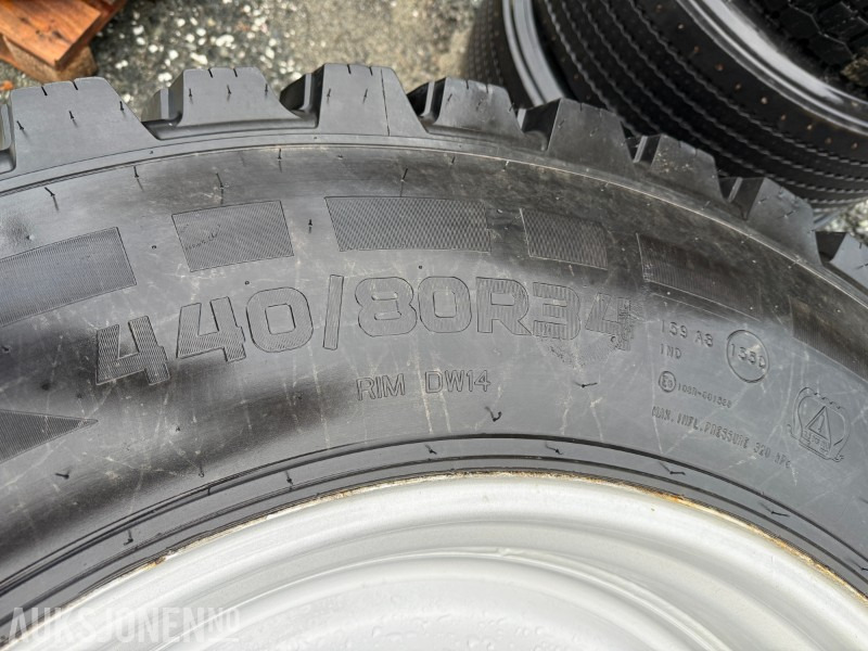 Traktordekk med pigg stått på New Holland T5060 - Máquina agrícola: foto 2 Traktordekk med pigg stått på New Holland T5060 - Máquina agrícola: foto 2