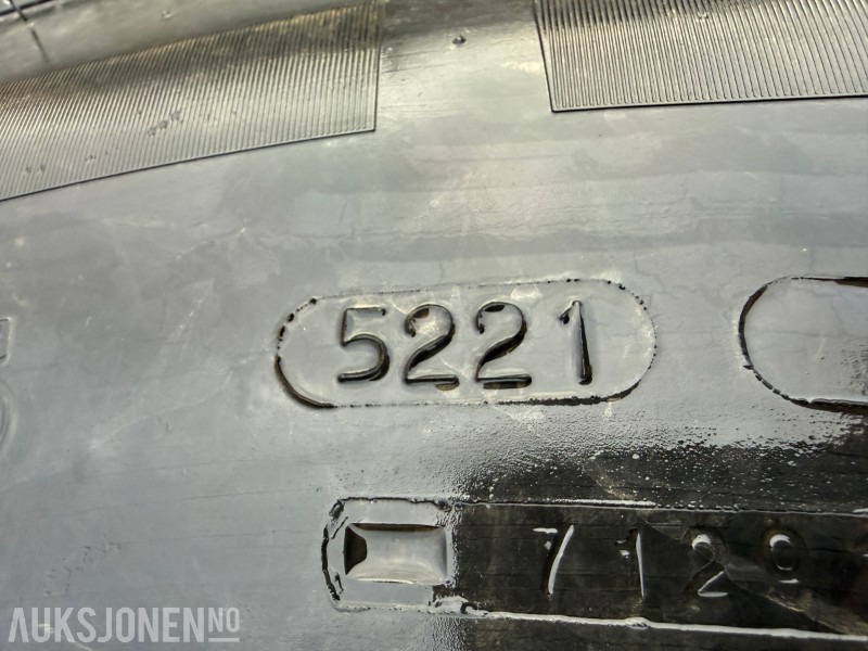 Traktordekk med pigg stått på New Holland T5060 - Máquina agrícola: foto 3 Traktordekk med pigg stått på New Holland T5060 - Máquina agrícola: foto 3