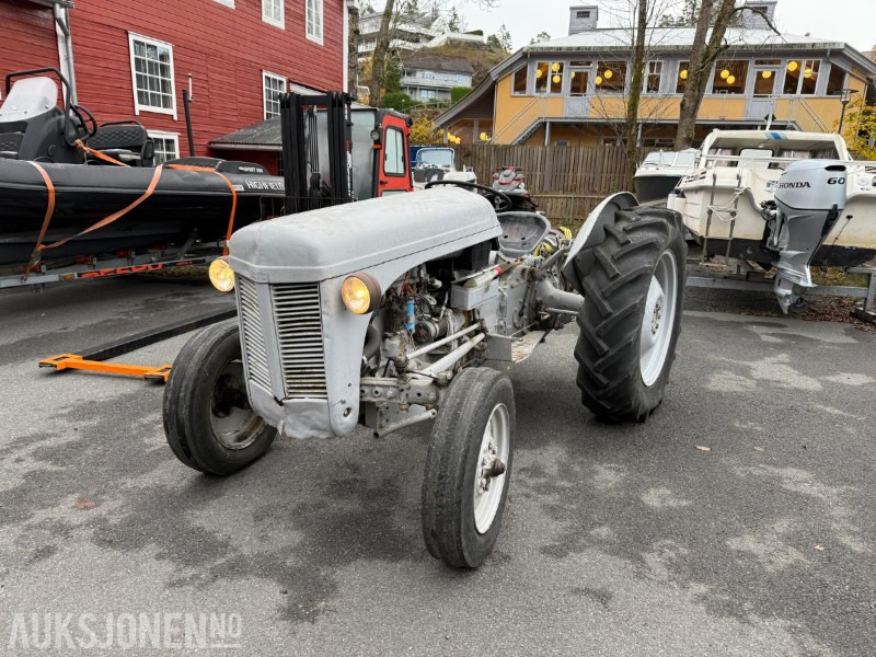 Massey Ferguson Gråtass - Trator: foto 1 Massey Ferguson Gråtass - Trator: foto 1