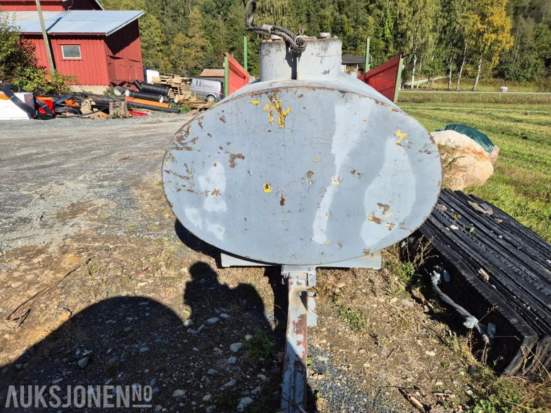 Mobil Dieseltank med hjulgang ca 1900 l - Equipamento de construção: foto 2 Mobil Dieseltank med hjulgang ca 1900 l - Equipamento de construção: foto 2