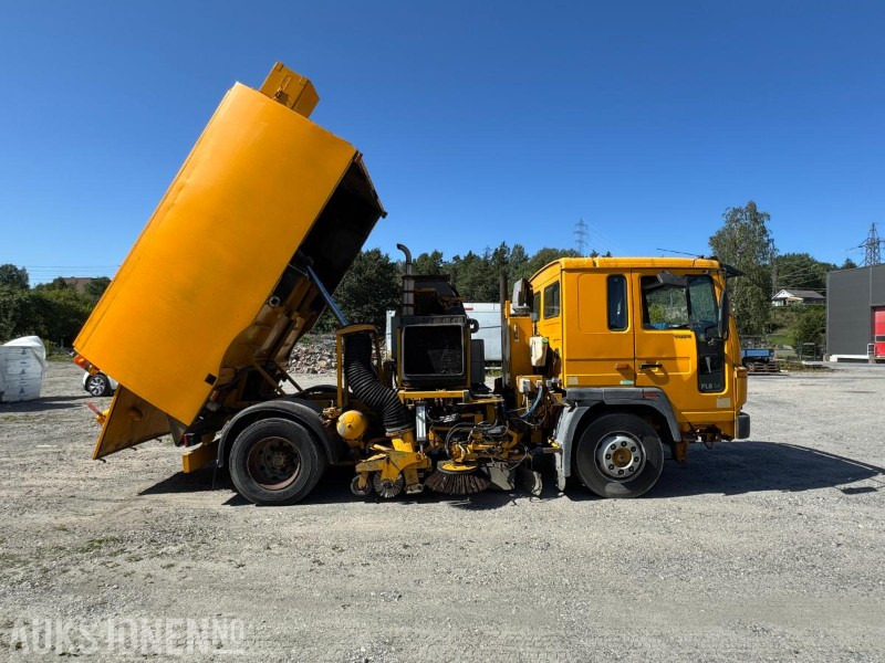 1998 Volvo FL614 feiebil m/ Johnston-Beam S5000 | 135 965 km | 4 638 t | Automat - Veículo municipal/ Especial: foto 3 1998 Volvo FL614 feiebil m/ Johnston-Beam S5000 | 135 965 km | 4 638 t | Automat - Veículo municipal/ Especial: foto 3