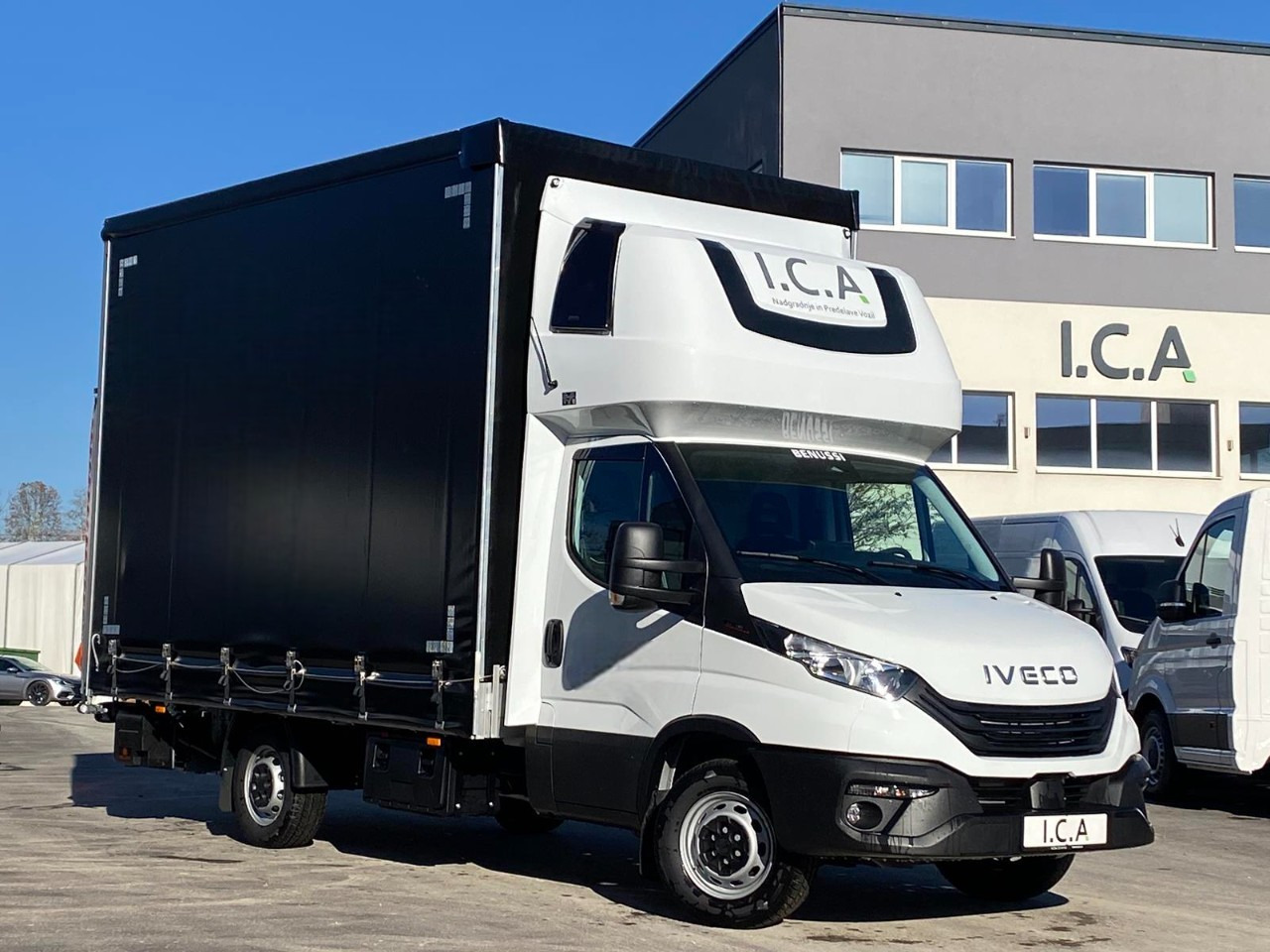 IVECO DAILY 35S18HP D30C | PRITSCHE PLANE + SCHLAFKABINE + LADERAMPE - Carrinha de lona: foto 1 IVECO DAILY 35S18HP D30C | PRITSCHE PLANE + SCHLAFKABINE + LADERAMPE - Carrinha de lona: foto 1