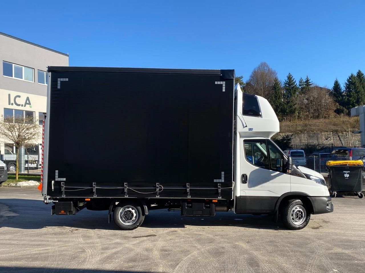 IVECO DAILY 35S18HP D30C | PRITSCHE PLANE + SCHLAFKABINE + LADERAMPE - Carrinha de lona: foto 2 IVECO DAILY 35S18HP D30C | PRITSCHE PLANE + SCHLAFKABINE + LADERAMPE - Carrinha de lona: foto 2