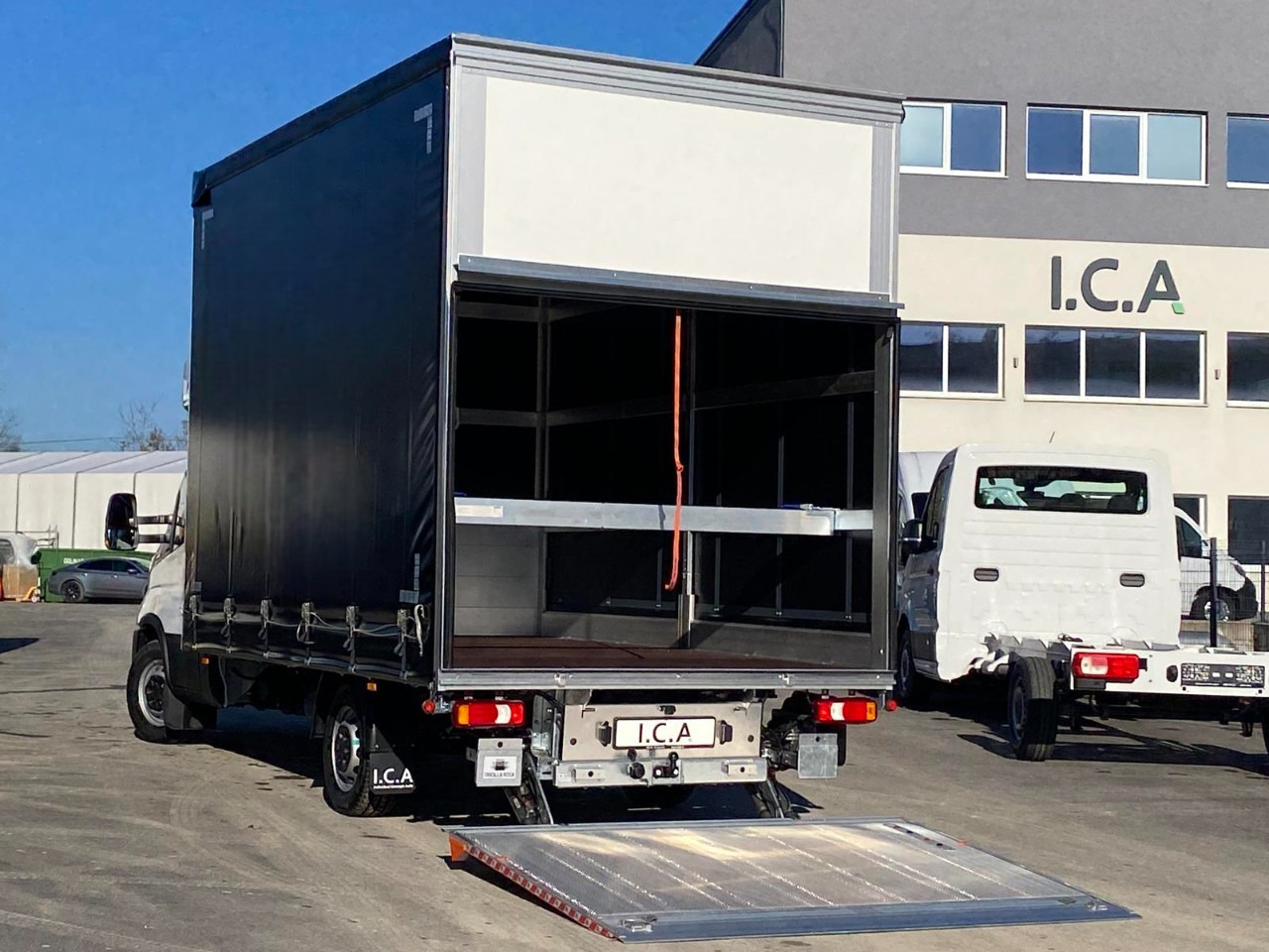 IVECO DAILY 35S18HP D30C | PRITSCHE PLANE + SCHLAFKABINE + LADERAMPE - Carrinha de lona: foto 5 IVECO DAILY 35S18HP D30C | PRITSCHE PLANE + SCHLAFKABINE + LADERAMPE - Carrinha de lona: foto 5