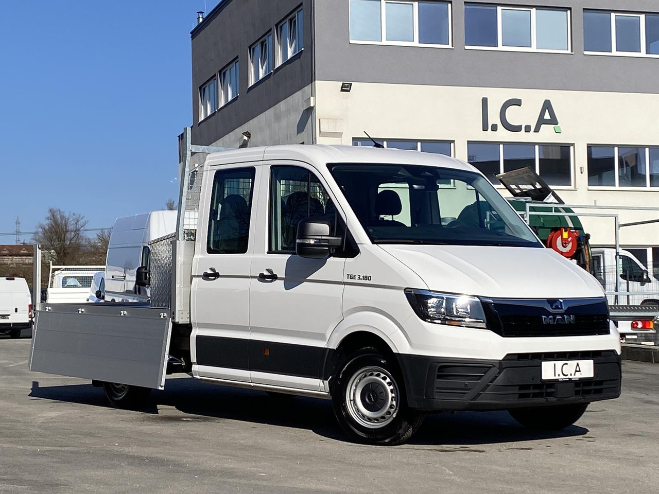 MAN TGE 3.180 DOKA 1+6 3640MM | OFFENE PRITSCHE + ALU KOFFER AUF DER PRITSCHE - Carrinha de caixa aberta: foto 4 MAN TGE 3.180 DOKA 1+6 3640MM | OFFENE PRITSCHE + ALU KOFFER AUF DER PRITSCHE - Carrinha de caixa aberta: foto 4