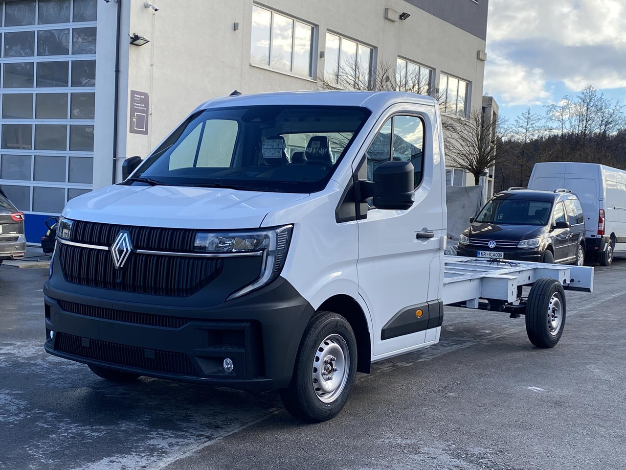 RENAULT NEW MASTER L3 170PS 1+2 PRITSCHE PLANE 4300MM - Carrinha de lona: foto 1 RENAULT NEW MASTER L3 170PS 1+2 PRITSCHE PLANE 4300MM - Carrinha de lona: foto 1