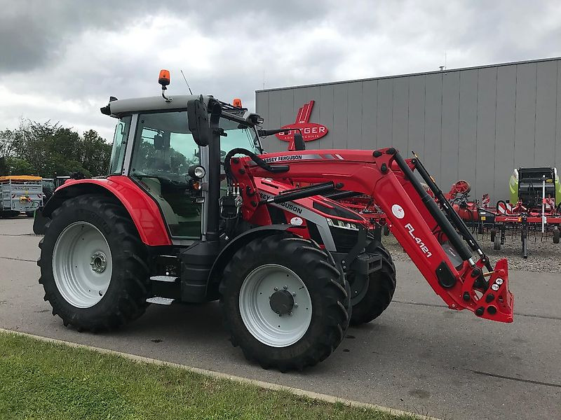 Massey Ferguson MF 5S.145 Dyna-6 "Efficient" - Trator: foto 3 Massey Ferguson MF 5S.145 Dyna-6 "Efficient" - Trator: foto 3