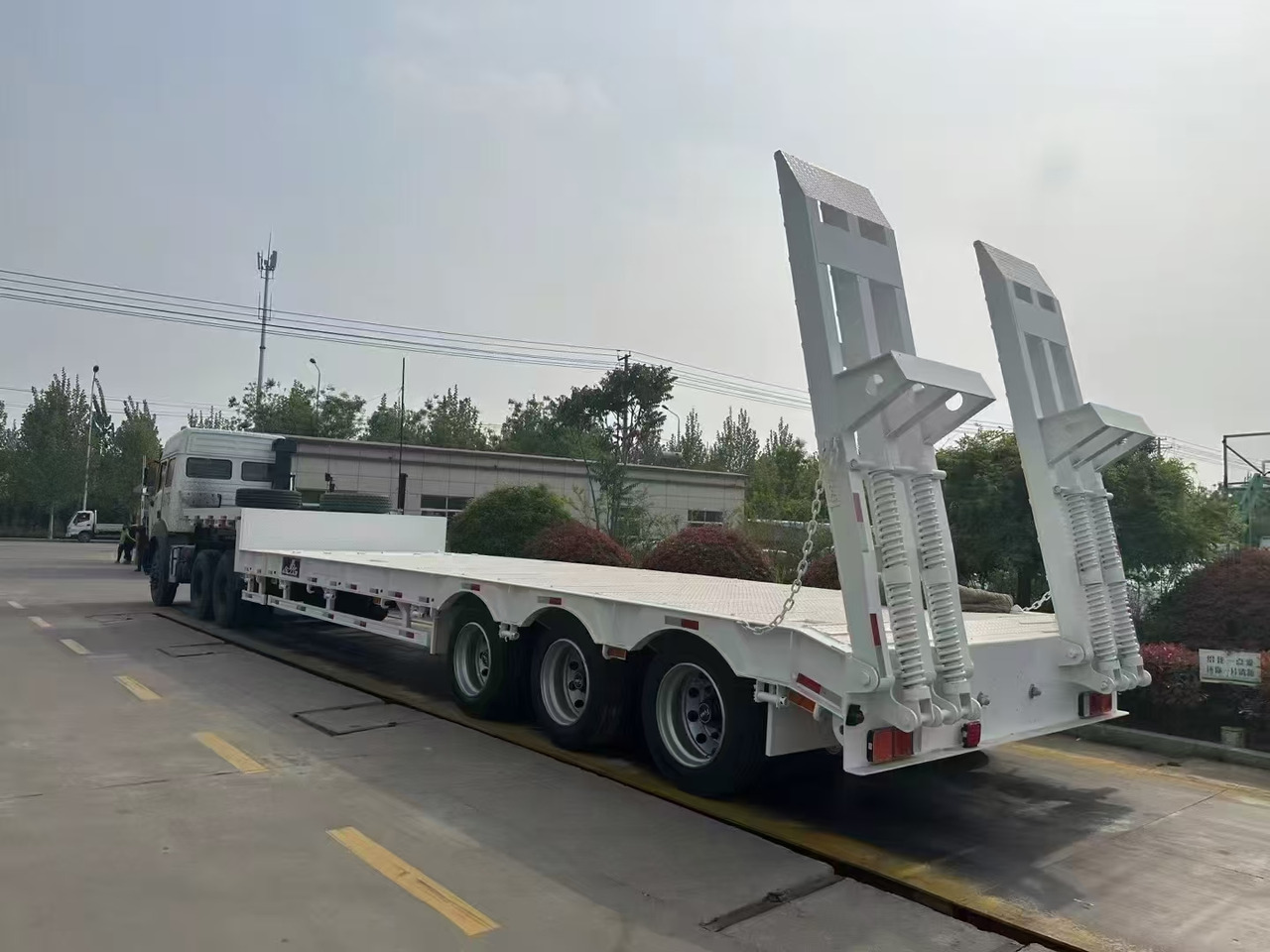 ZHICHENG Semi Flat Bed Low Bed Lowboy bed truck in New or Used Condition and various Size for Sale - Semi-reboque baixa: foto 1 ZHICHENG Semi Flat Bed Low Bed Lowboy bed truck in New or Used Condition and various Size for Sale - Semi-reboque baixa: foto 1