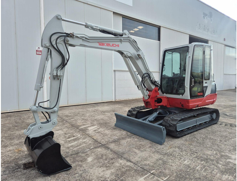Takeuchi TB250 - Mini escavadeira: foto 3 Takeuchi TB250 - Mini escavadeira: foto 3
