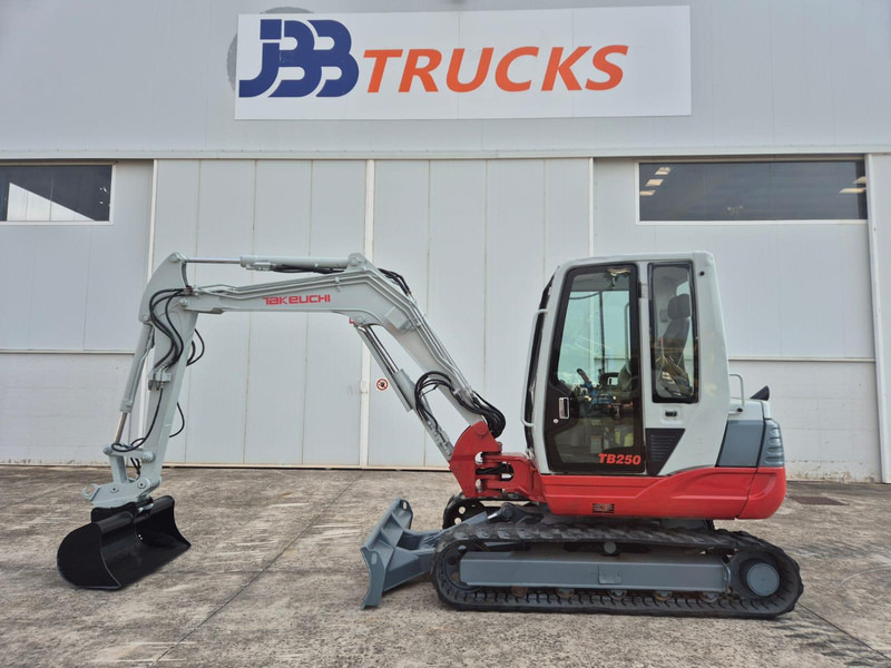 Takeuchi TB250 - Mini escavadeira: foto 1 Takeuchi TB250 - Mini escavadeira: foto 1