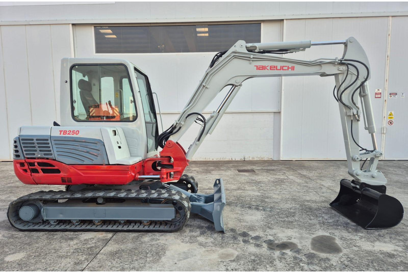 Takeuchi TB250 - Mini escavadeira: foto 2 Takeuchi TB250 - Mini escavadeira: foto 2