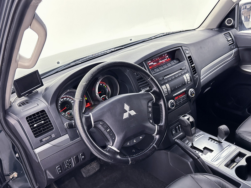 Mitsubishi Pajero 3.2 DI-D Instyle High Roof Van Grijs kenteken Automaat Climate control Trekhaak 3000KG - Veículo comercial: foto 5 Mitsubishi Pajero 3.2 DI-D Instyle High Roof Van Grijs kenteken Automaat Climate control Trekhaak 3000KG - Veículo comercial: foto 5