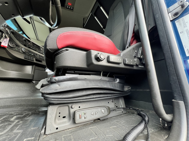 Fotografia de interior 1: Tractor Volvo FH 500 6x2 vla trekker Pusher / lift / 693535Km