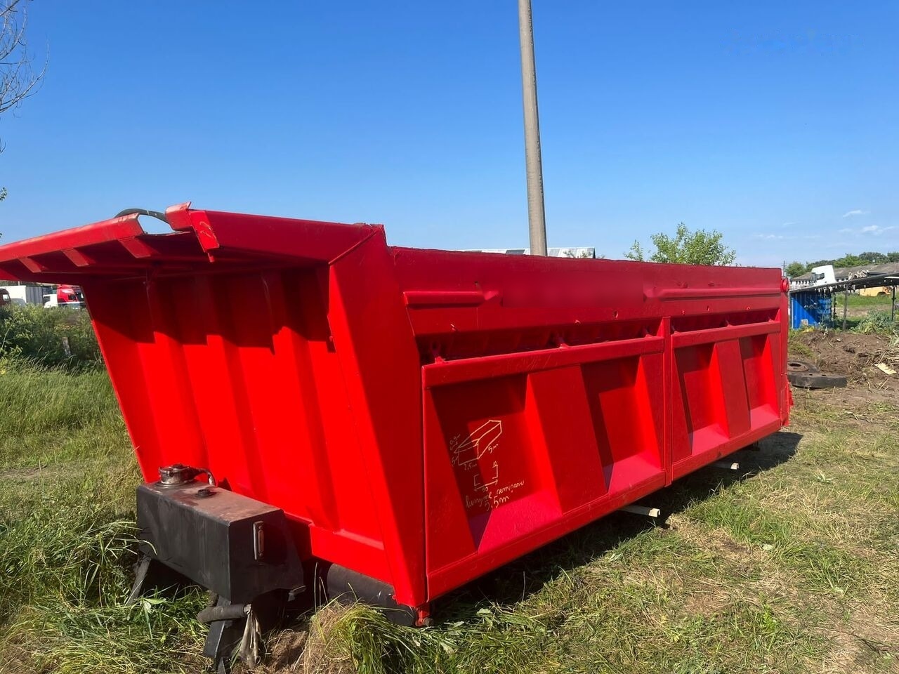 Bena 8x4 cu semissiu si cilindru : 5,5 m lungime semisasiu - Carroceria e exterior para Camião: foto 1 Bena 8x4 cu semissiu si cilindru : 5,5 m lungime semisasiu - Carroceria e exterior para Camião: foto 1