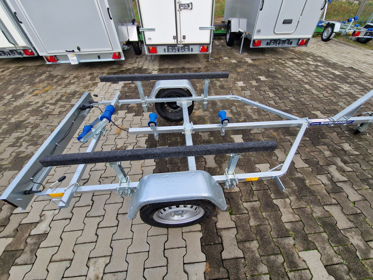 Nowa Przyczepa 2025 Podłodziowa ponton łódź Niewiadów P400 P415 do 6m - Reboque transporte de veículos: foto 3 Nowa Przyczepa 2025 Podłodziowa ponton łódź Niewiadów P400 P415 do 6m - Reboque transporte de veículos: foto 3