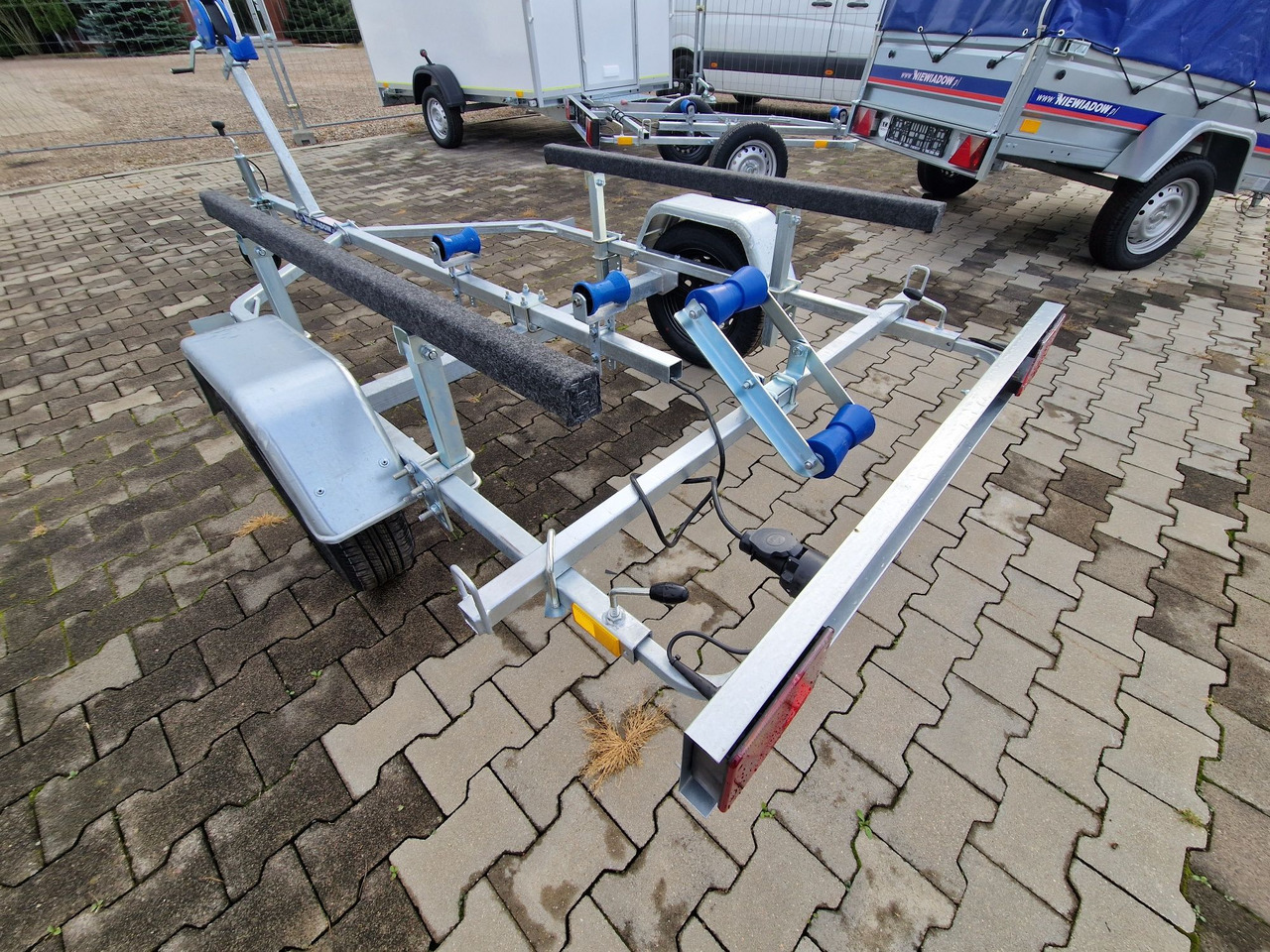 Nowa Przyczepa 2025 Podłodziowa ponton łódź Niewiadów P400 P415 do 6m - Reboque transporte de veículos: foto 2 Nowa Przyczepa 2025 Podłodziowa ponton łódź Niewiadów P400 P415 do 6m - Reboque transporte de veículos: foto 2