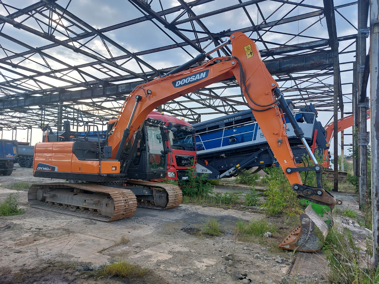 DOOSAN DX140LC-5 - Escavadora de rastos: foto 2 DOOSAN DX140LC-5 - Escavadora de rastos: foto 2