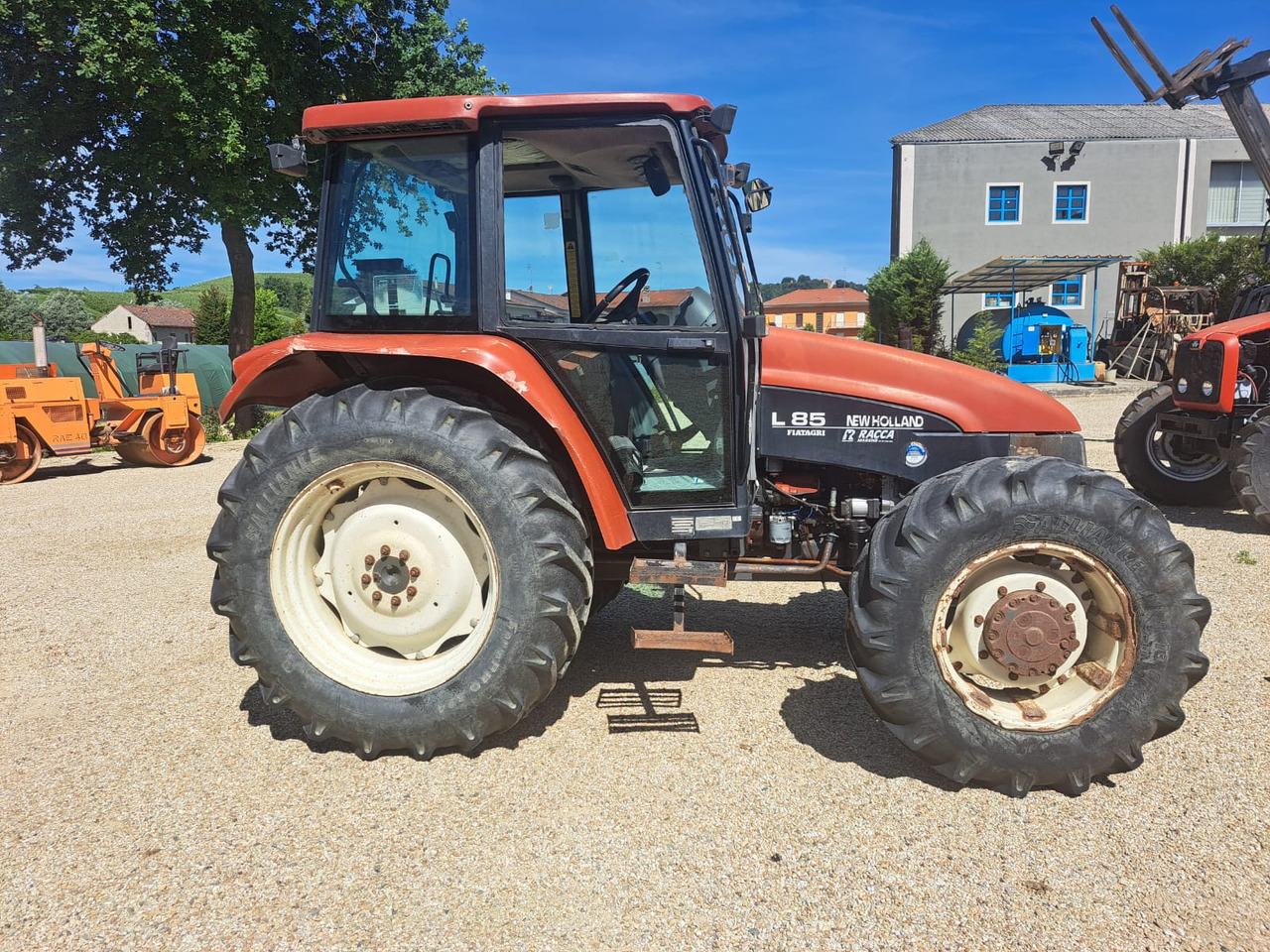 NEW HOLLAND New Holland L85 - Trator: foto 1 NEW HOLLAND New Holland L85 - Trator: foto 1