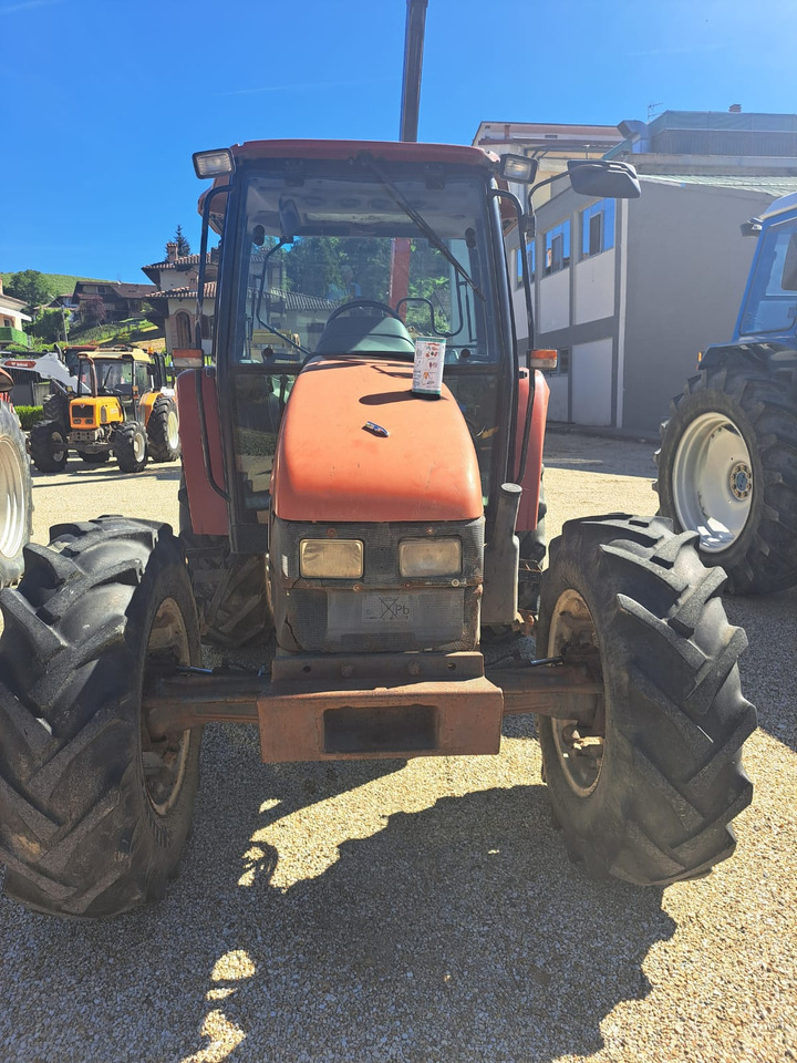 NEW HOLLAND New Holland L85 - Trator: foto 3 NEW HOLLAND New Holland L85 - Trator: foto 3