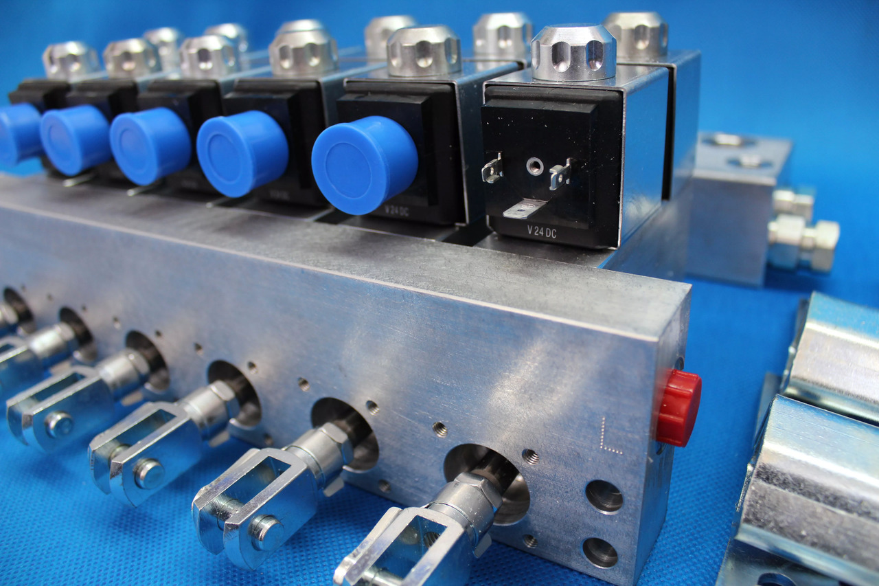 Actuator block MOD 10 for 6 function12/ 24VDC Retrofit Kit for crane with valve without solenoids Fassi Hiab Palfinger 12/24V - Máquina de construção: foto 5 Actuator block MOD 10 for 6 function12/ 24VDC Retrofit Kit for crane with valve without solenoids Fassi Hiab Palfinger 12/24V - Máquina de construção: foto 5