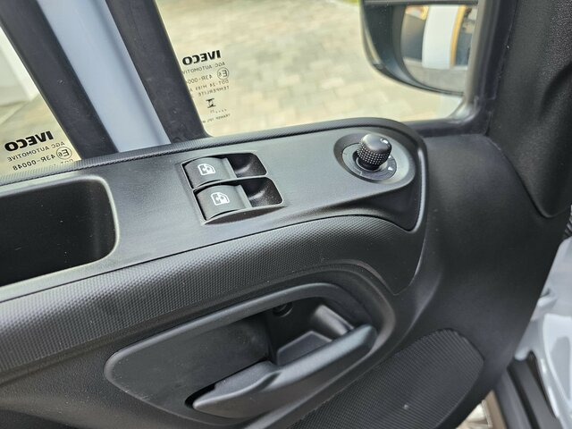 IVECO Daily 35S18HA8V DOKA Hi-Matic 12m³ 2xSchiebetür - Furgão, Carrinha cabine dupla: foto 2 IVECO Daily 35S18HA8V DOKA Hi-Matic 12m³ 2xSchiebetür - Furgão, Carrinha cabine dupla: foto 2